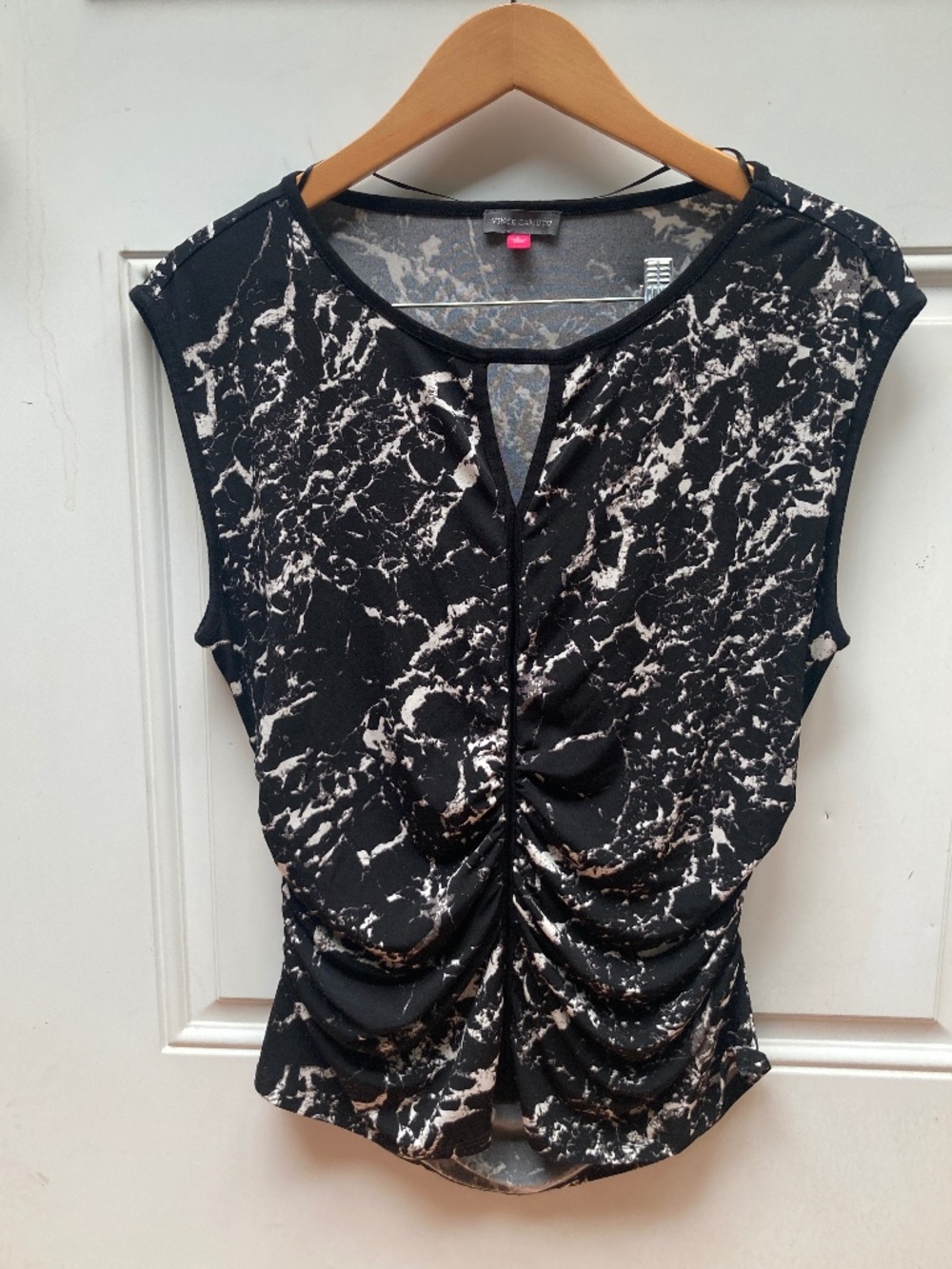 Vince Camuto Black White Marble Print Ruched Keyhole Sleeveless Top